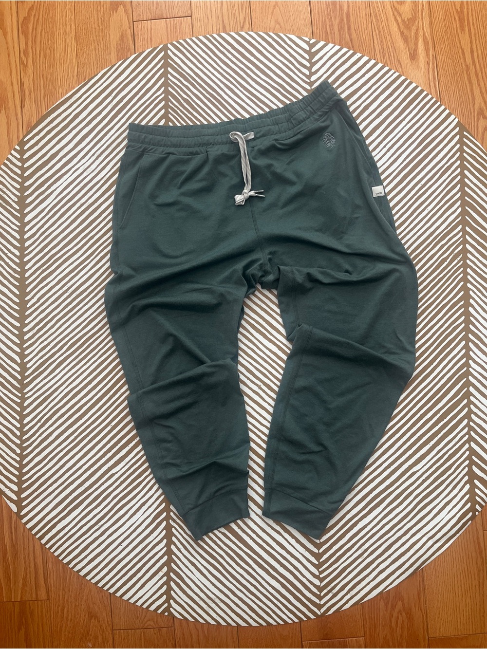 Vuori Joggers (women's M)
